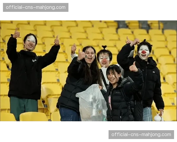 暖心一幕:两队球迷赛前为已故足球名宿集体默哀一分钟 暖心一幕:两队球迷赛前为已故足球名宿集体默哀一分钟